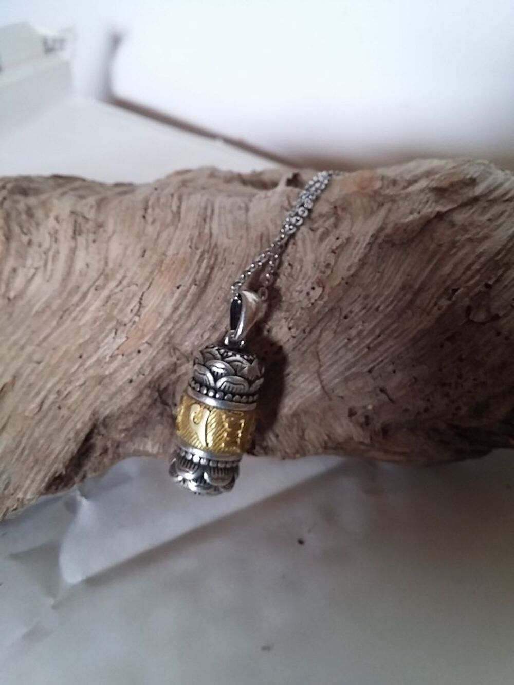 Amulette bouddhiste Bijoux et montres