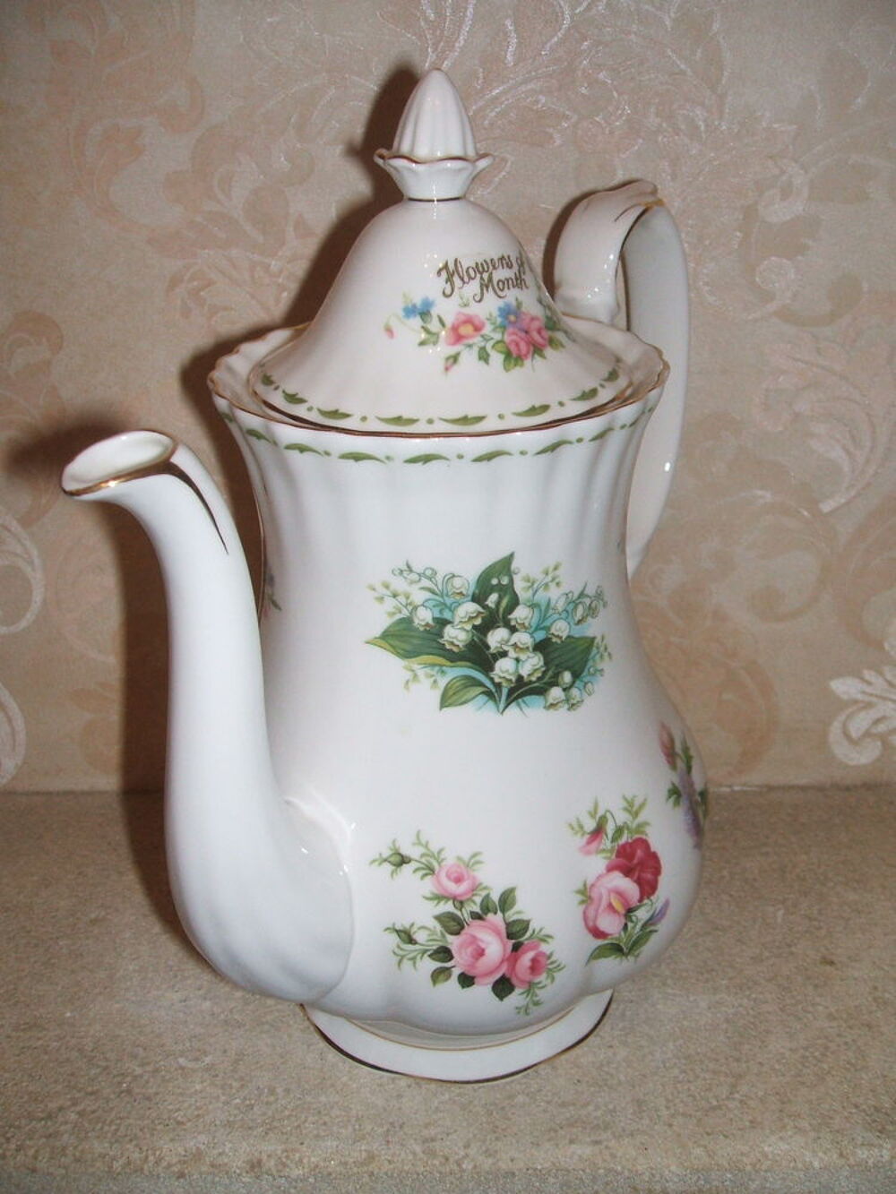 Cafeti&egrave;re en porcelaine Anglaise Royal Albert fleur des mois Décoration