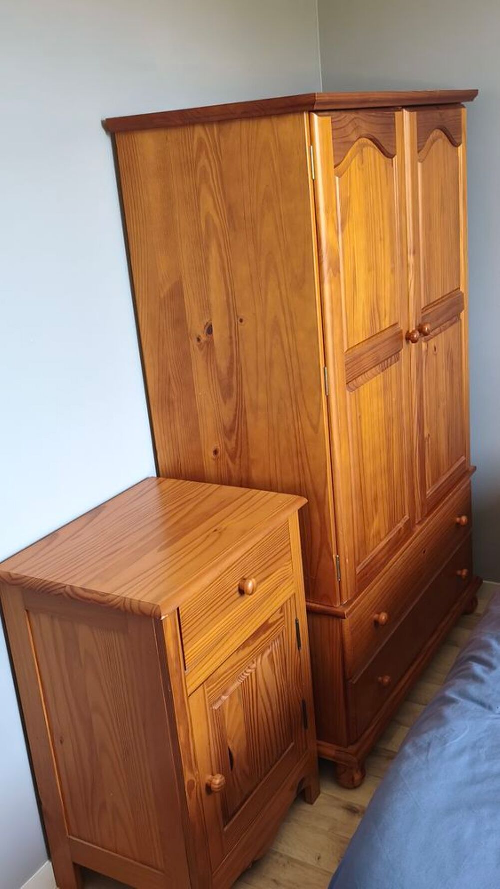 Armoire + meuble de rangement en pin massif Meubles