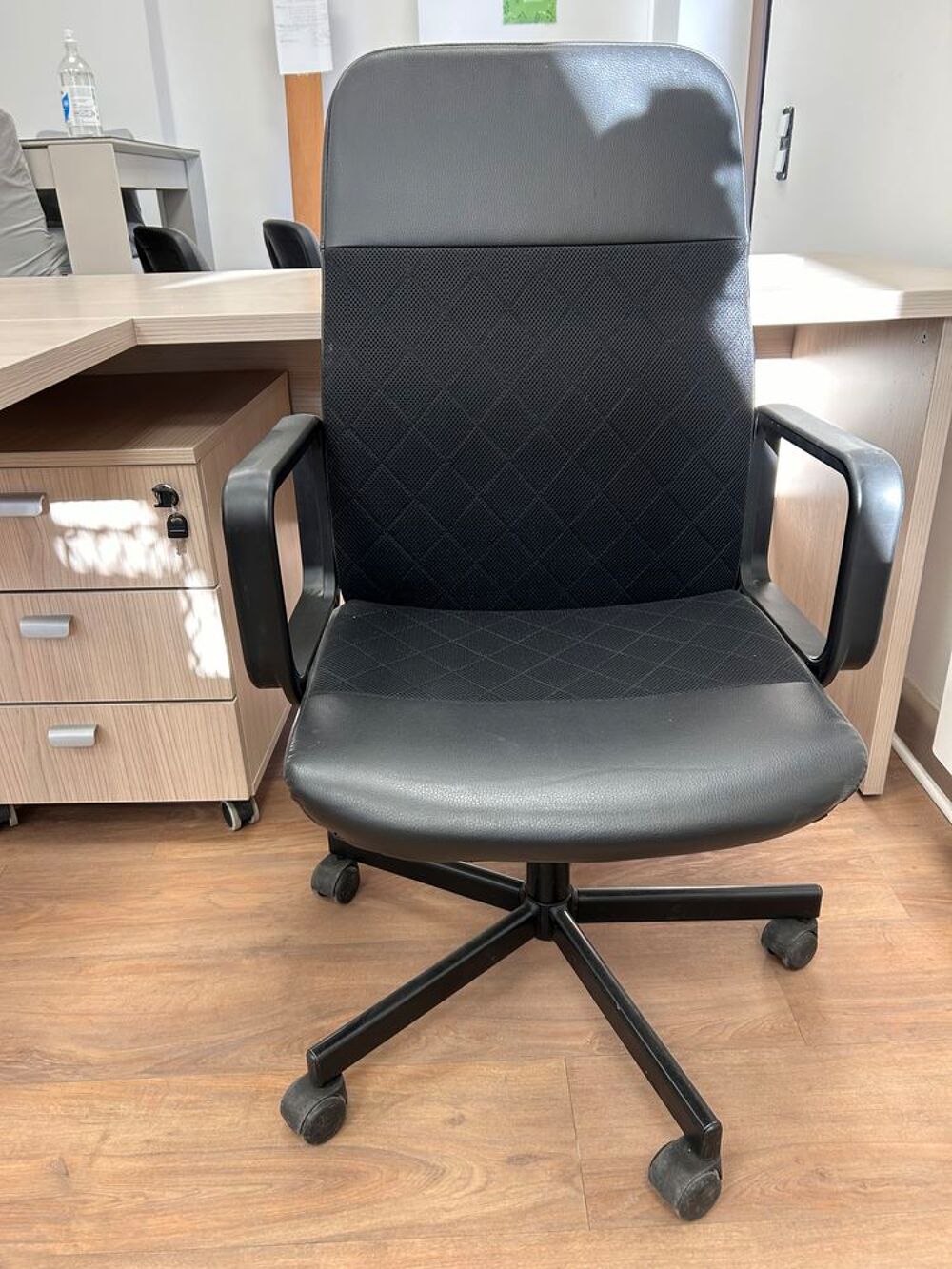 Chaise de bureau r&eacute;glable
Meubles