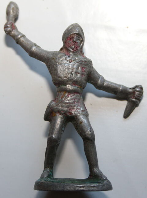 Quiralu NININ Moyen Age soldat avec torche et poignard 15 Issy-les-Moulineaux (92)