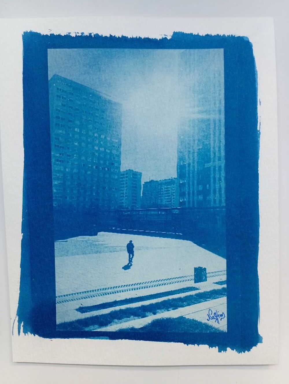 Photographie en Cyanotype, Proc&eacute;d&eacute; Photographique 1842, Bleu de Prusse, "Place des f&ecirc;tes", 20,8cm/16,5cm, &eacute;tat neuf Décoration