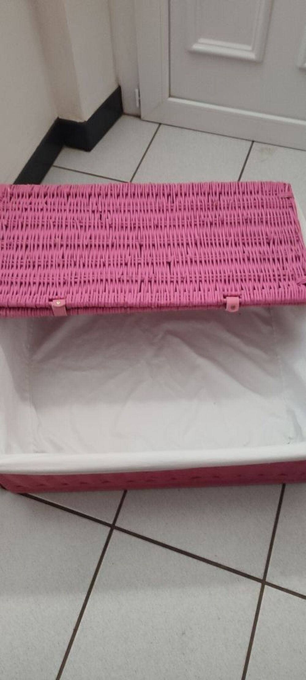 Coffre/bac &agrave; roulettes en rotin rose tr&egrave;s bon &eacute;tat Meubles