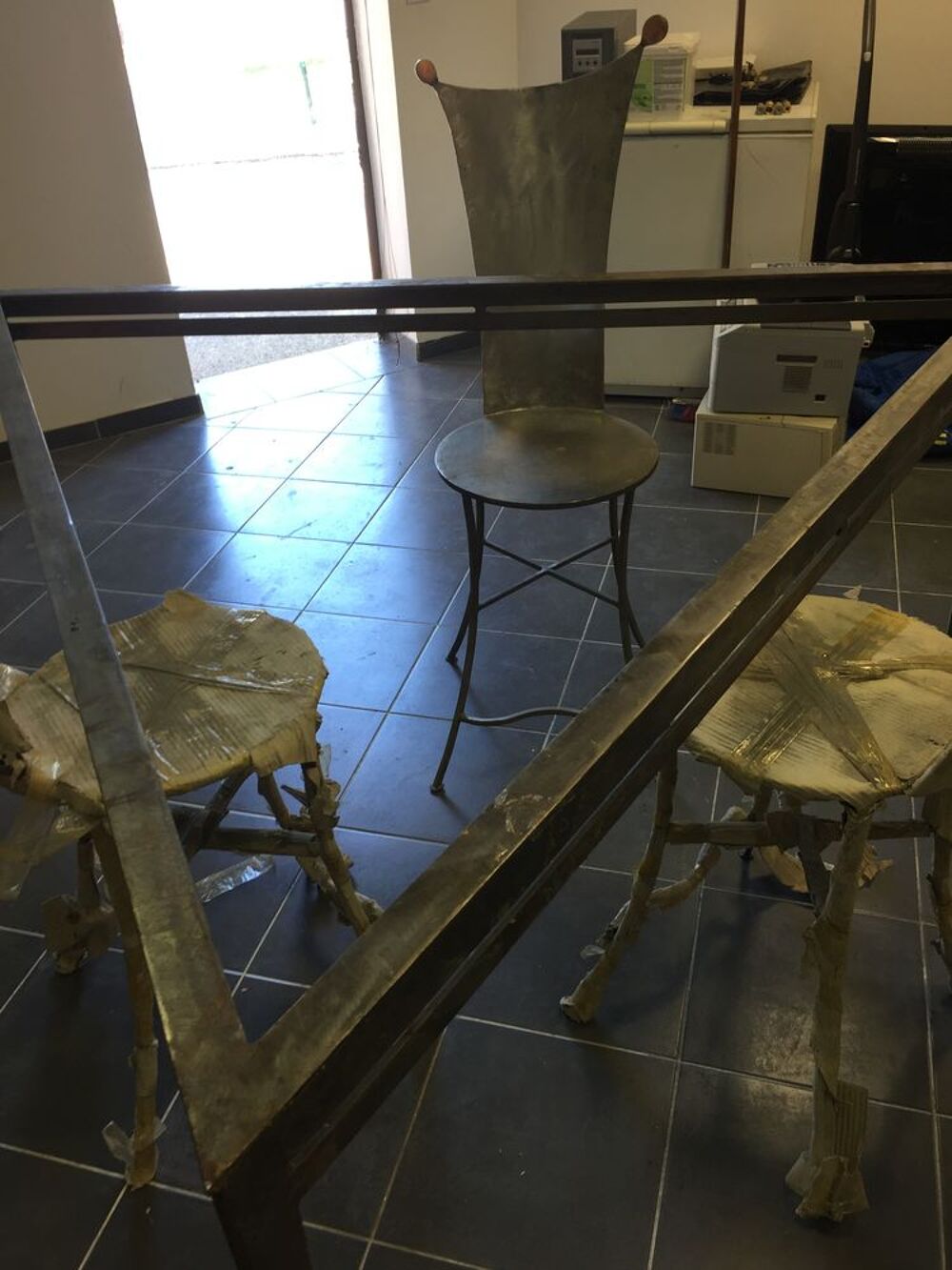 Table metal avec trois chaises Meubles