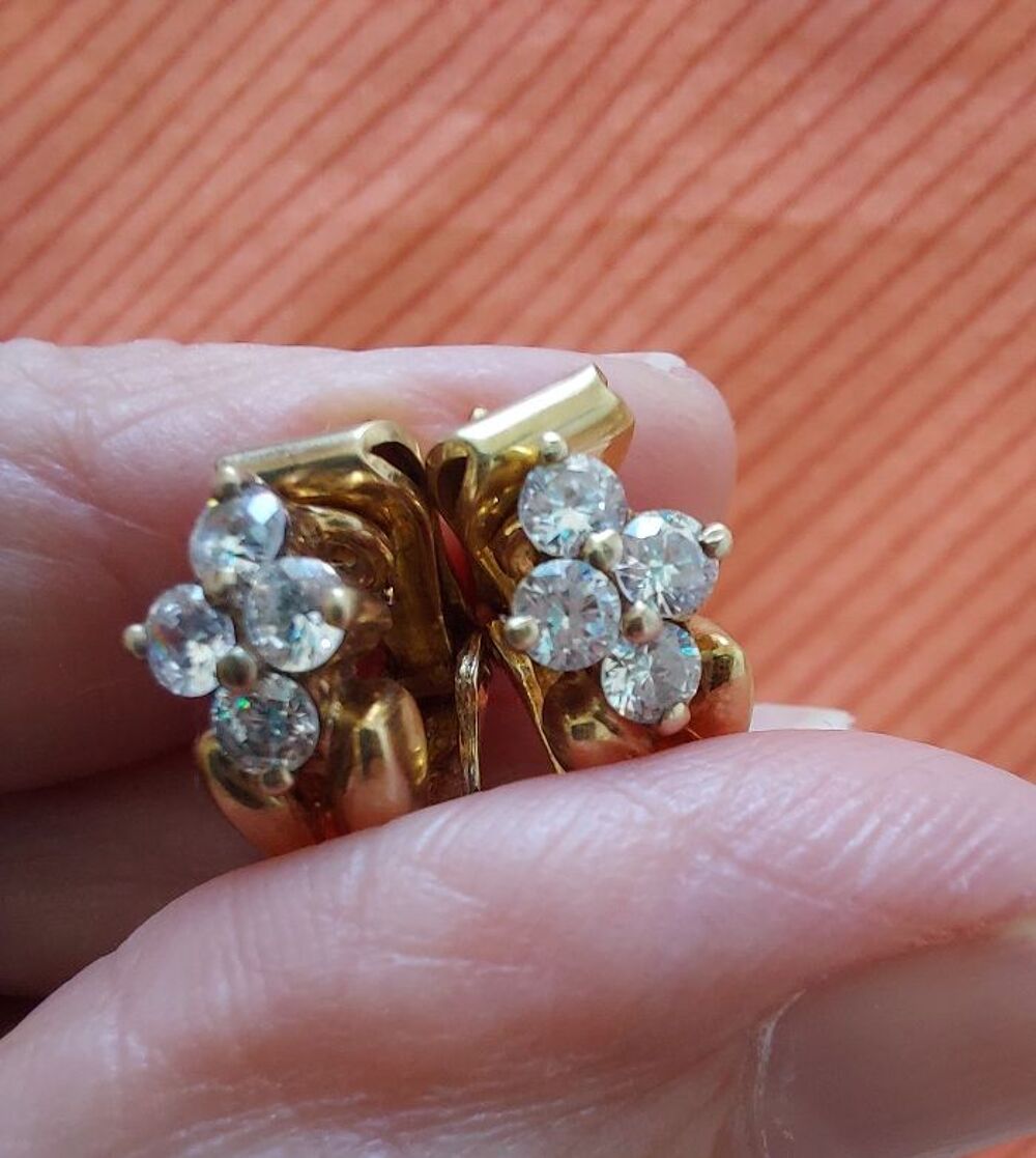 Boucles d'oreilles en plaqu&eacute; or- 4 brillants Bijoux et montres