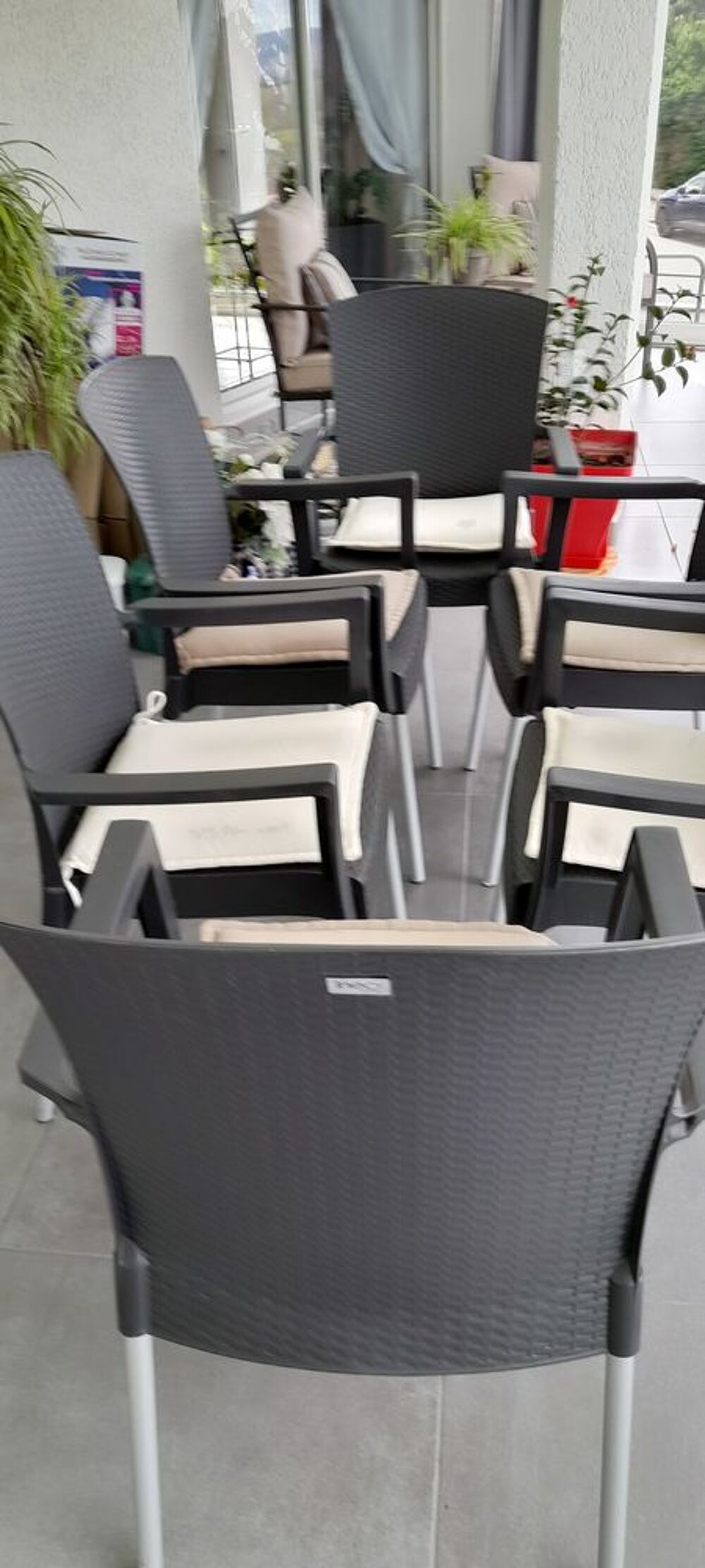 Table plus rallonge plus 8 fauteuils Jardin
