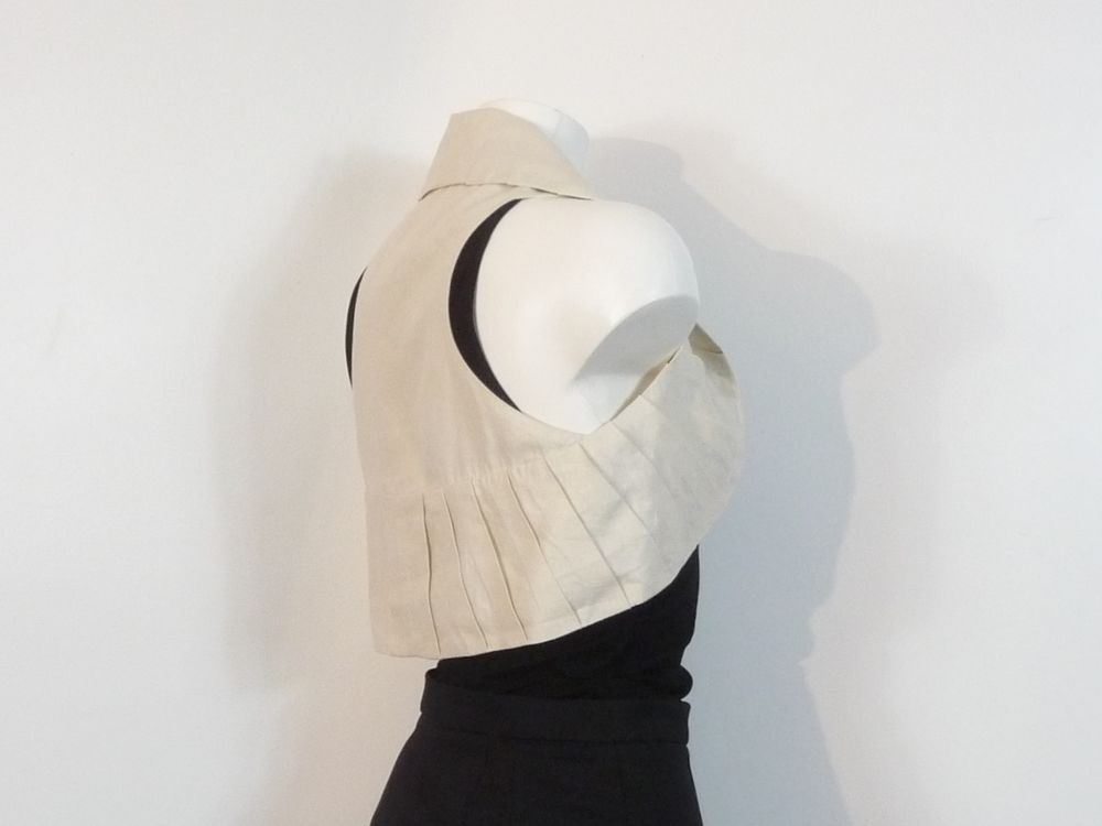 Top/ Bol&eacute;ro/ Veste Court en Tissu Beige sans manches- Eleene Vêtements