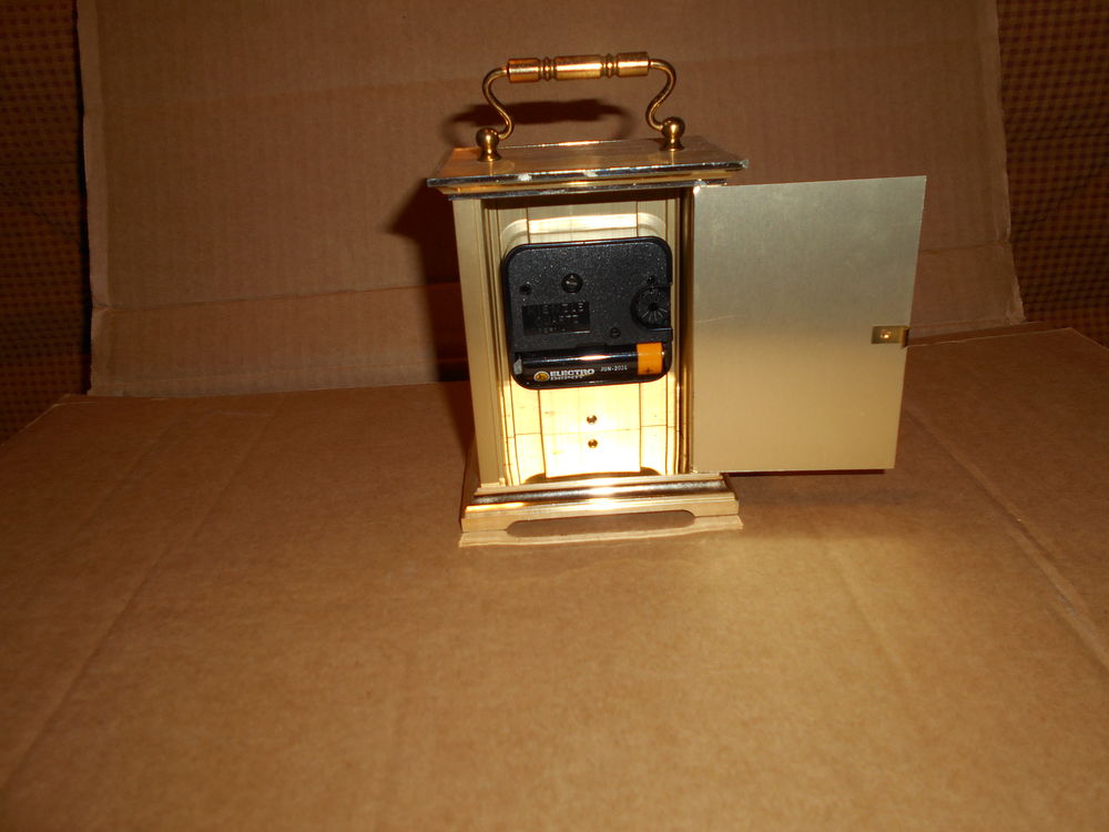 Horloge /pendule en m&eacute;tal jaune
D�coration