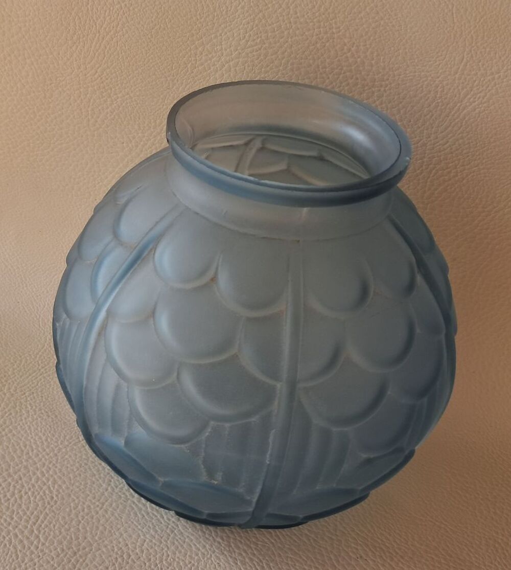 Vase boule Art D&eacute;co en verre poli press&eacute; moul&eacute; bleu poli Décoration