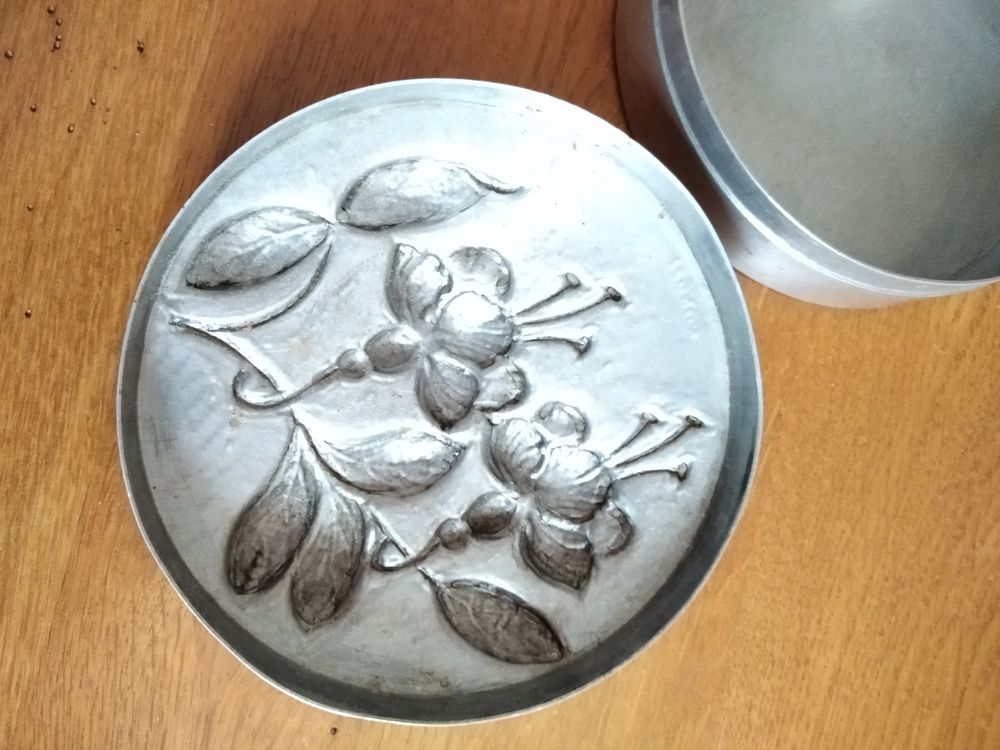 Ancienne bo&icirc;te bonbonni&egrave;re sign&eacute;e Lebrun D�coration