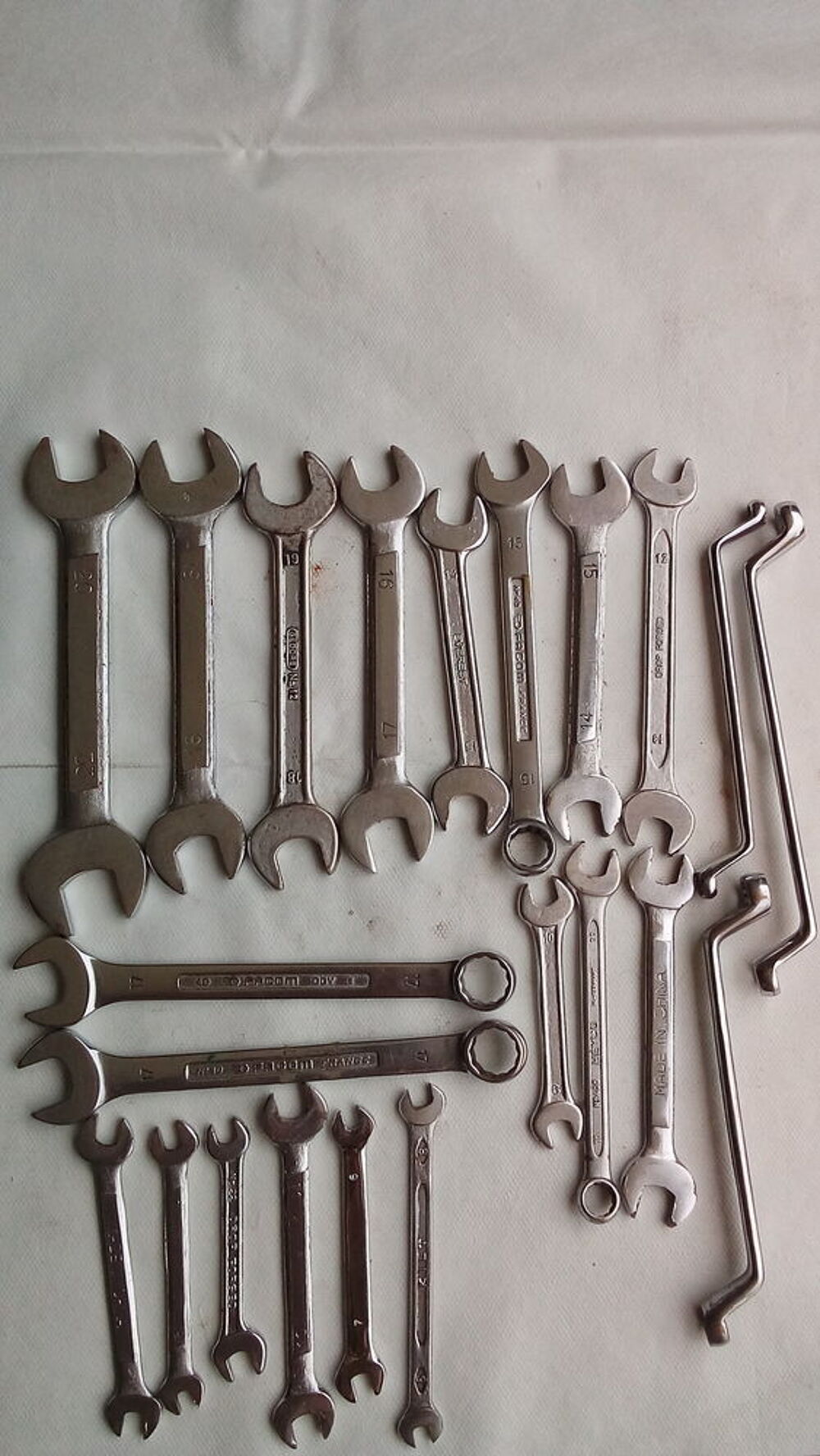 une caisse a outils remplie d'outils divers ; en bon &eacute;tat . Bricolage