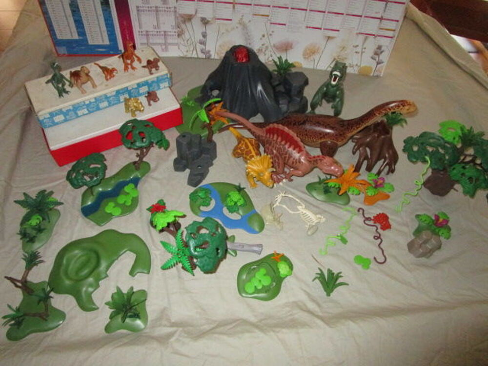lot dinosaure playmobil + vegetation 
Jeux / jouets