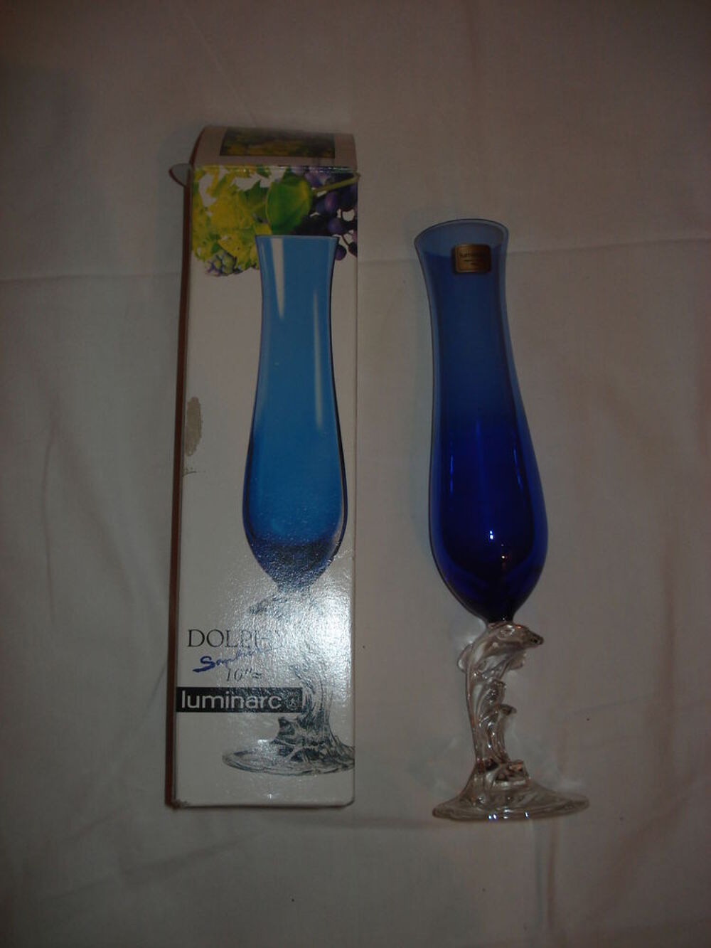 tr&egrave;s joli vase bleu avec pied dauphin transparent Dcoration