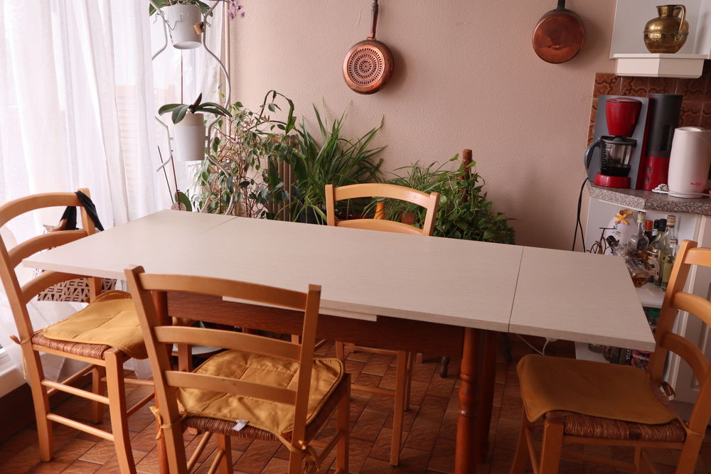 Table de cuisine en bois de h&ecirc;tre avec 4 pieds moul&eacute;s
Meubles