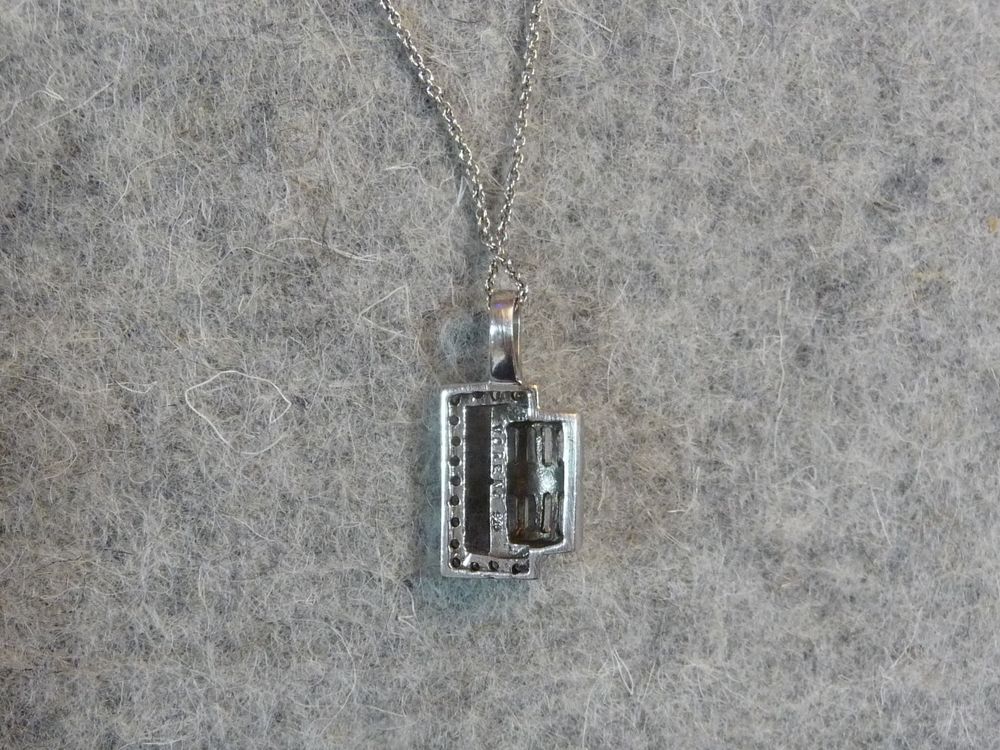 Collier en M&eacute;tal Argent&eacute; avec son Pendentif &agrave; Strass- Neuf Bijoux et montres