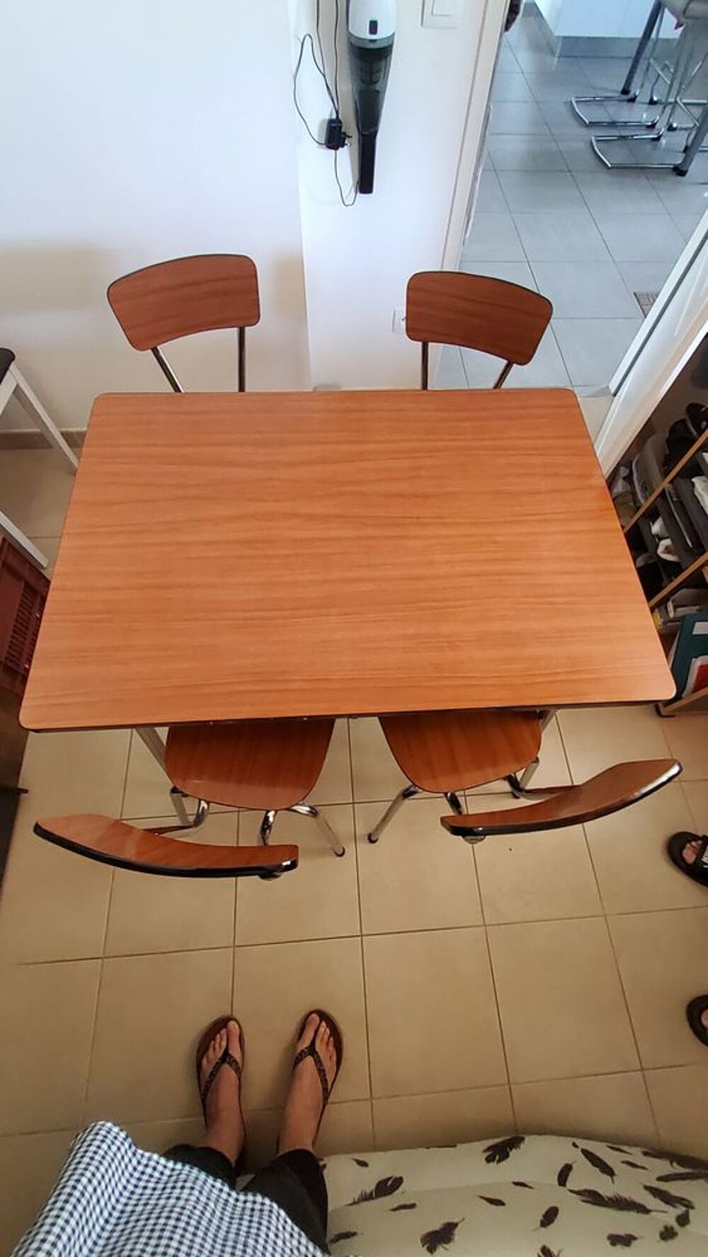Table plus 4 chaises ann&eacute;e 1970 formica 
Meubles