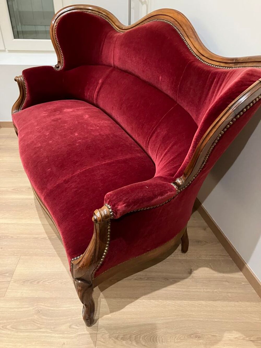 canap&eacute; Napol&eacute;on III ancien d'&eacute;poque , velours rouge.
Meubles
