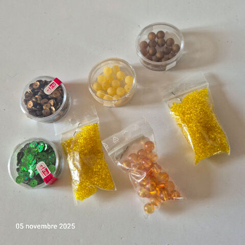 Lot de perles en verre et de sequins de couleurs différentes 7 Saumur (49)