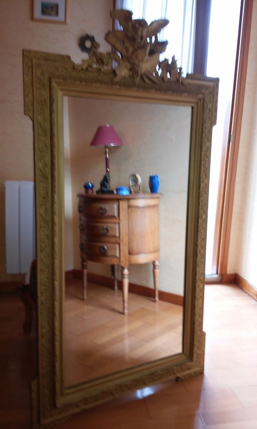 Grand miroir mural haut de gamme avec cadre dor&eacute; orn&eacute; Décoration