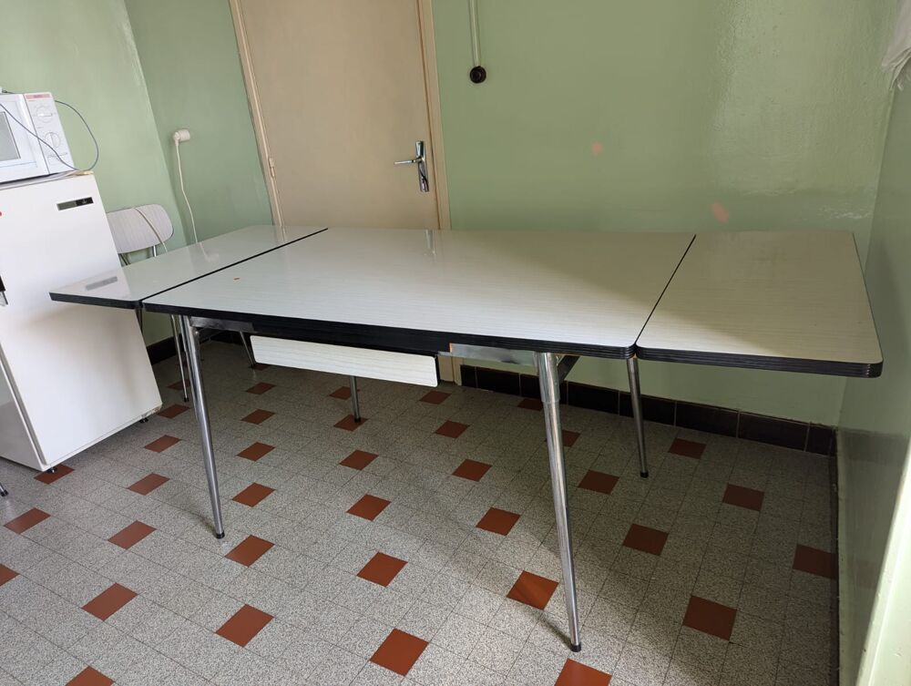 Table + 4 chaises "Formica - Vintage annees 60"
Meubles