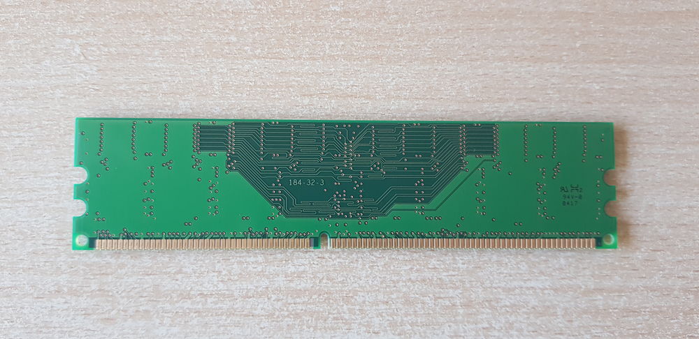 Carte m&eacute;moire pour PC Infineon 32Mx64 256MB SDRAM DDR PC Matériel informatique