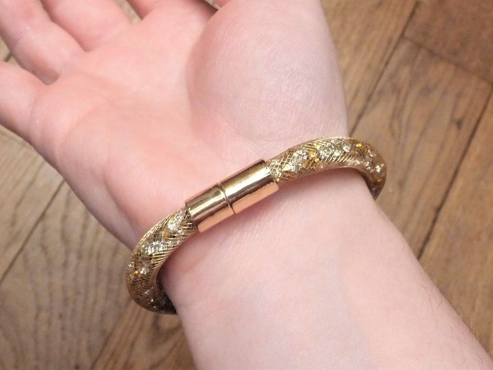 Bracelet Tube Dor&eacute; avec ses Strass Blanc et Fermoir Aimant&eacute; Bijoux et montres
