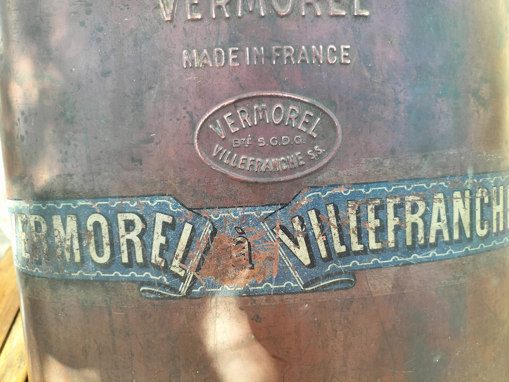 Pulv&eacute;risateur Varmorel en cuivre dans son jus Décoration