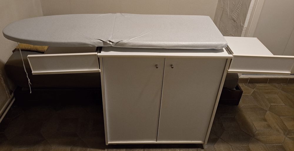 Meuble de rangement avec table &agrave; repasser int&eacute;gr&eacute;e Meubles