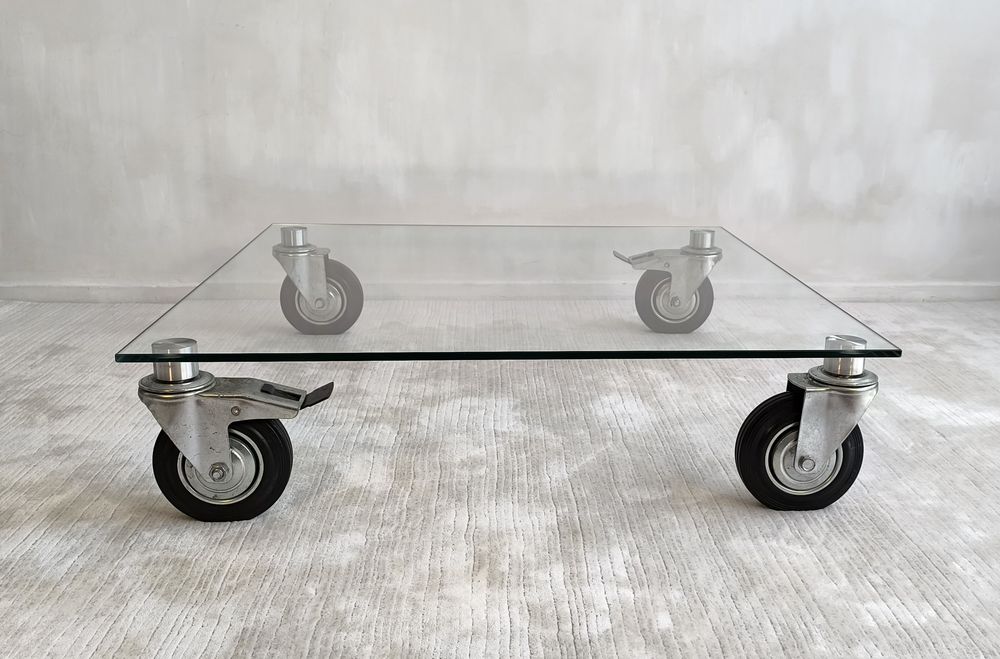 Belle table basse design en verre &agrave; roulettes Meubles
