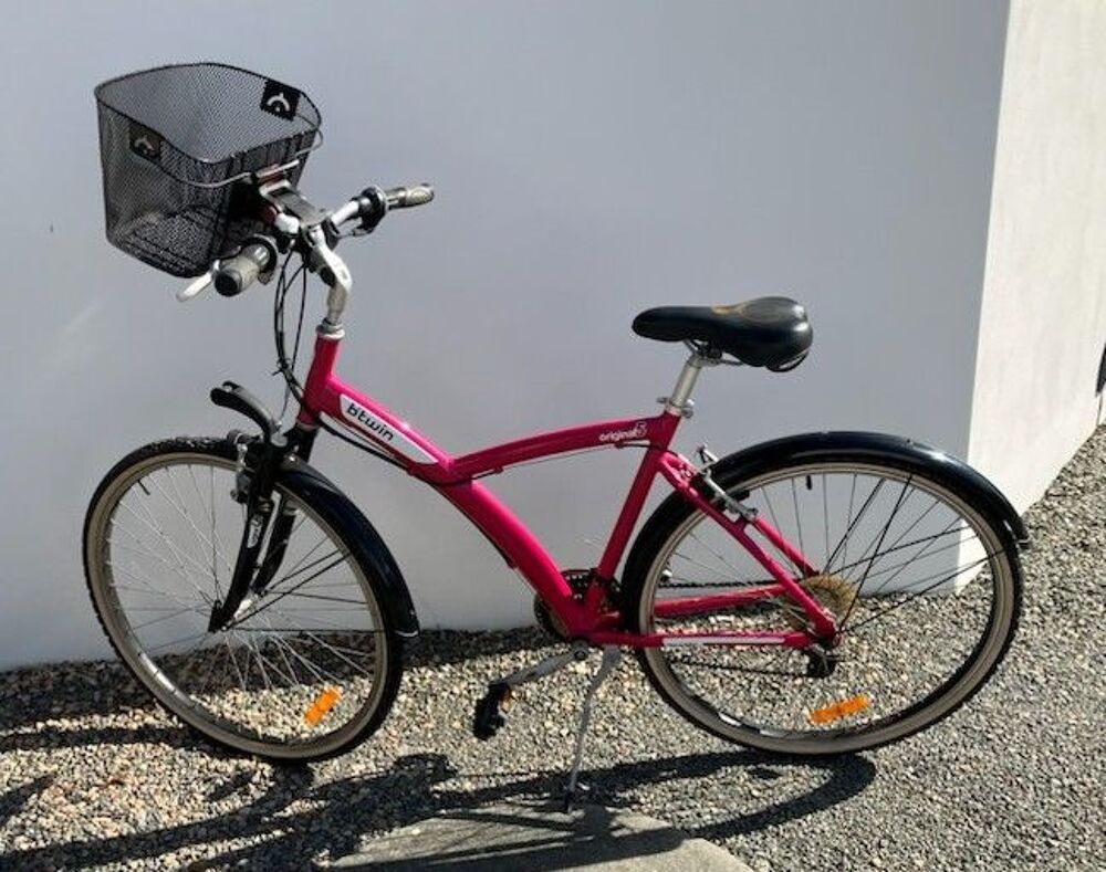 V&eacute;lo de couleur Rose, en bon &eacute;tat avec panier amovible.
Vélos