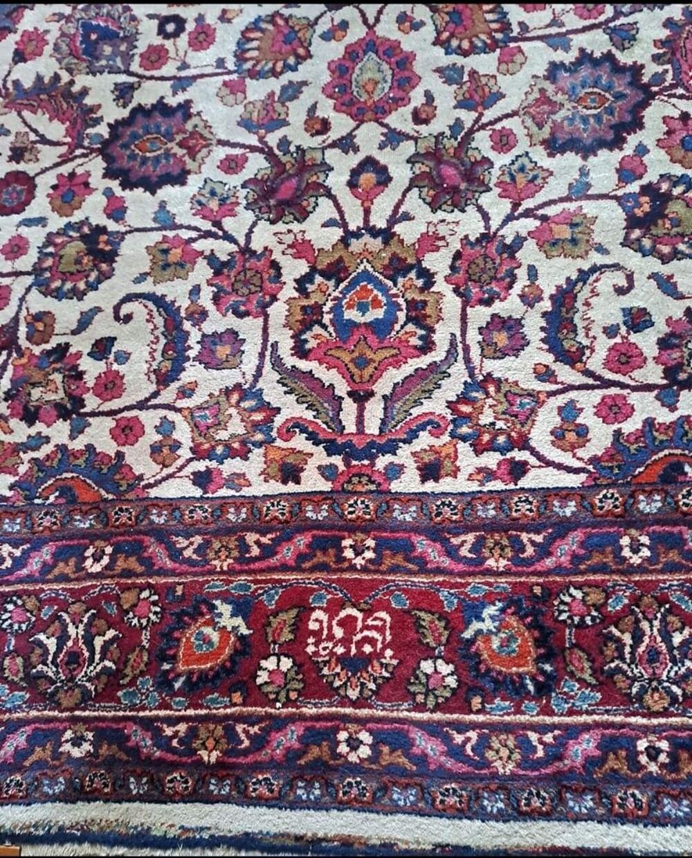 Tapis Persan antique sign&eacute; fait main en laine Décoration