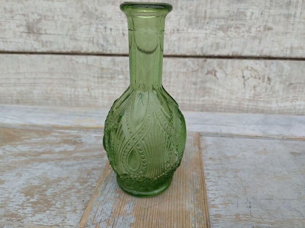 Ancien Vase Flacon Verre Moul&eacute; Vert D&eacute;cor G&eacute;om&eacute;trique 
Décoration