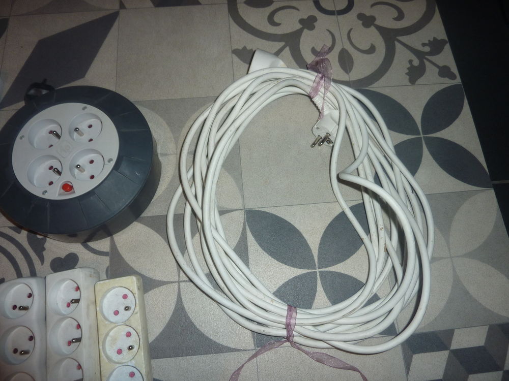 Lot de multiprises et enrouleur cables &eacute;lectrique Bricolage