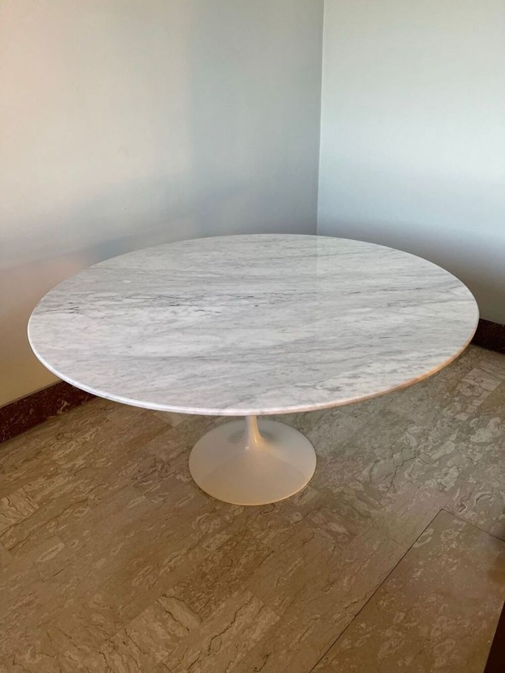 Mobilier de Salle &agrave; Manger Table Tulipe Eero Saarinen Meubles