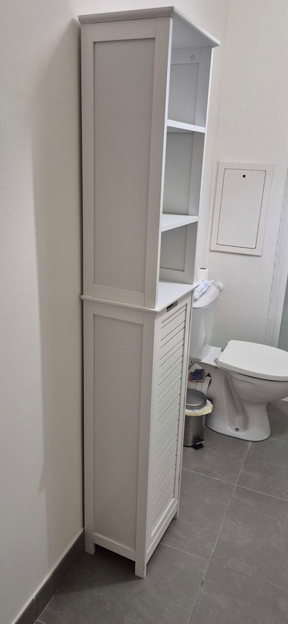 Meuble colonne de salle de bain blanc avec porte persienne Meubles
