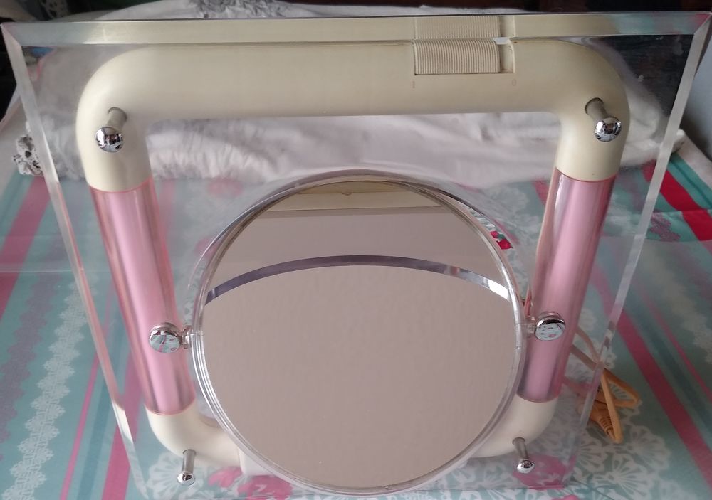 Une lampe miroir grossissant REVLON VINTAGE 