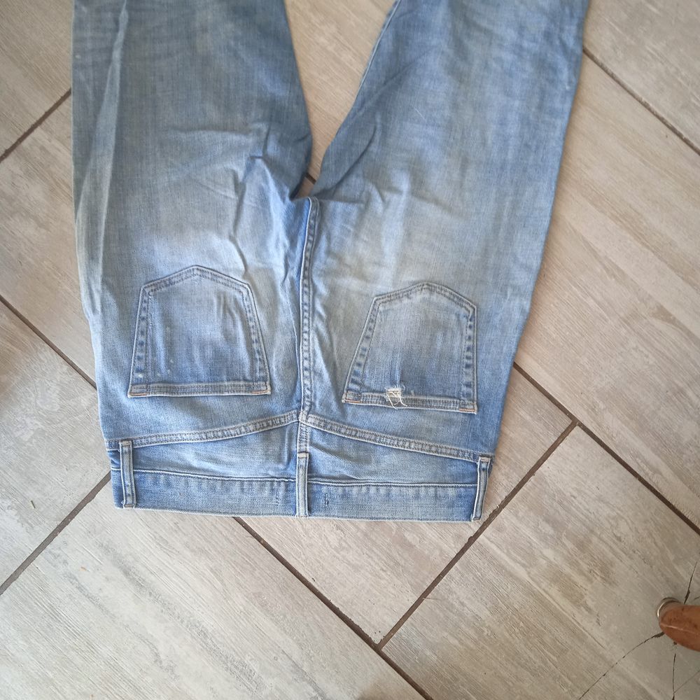 Jean bleu trou&eacute; sur doublure donc on ne voit pas la peau, un Vêtements