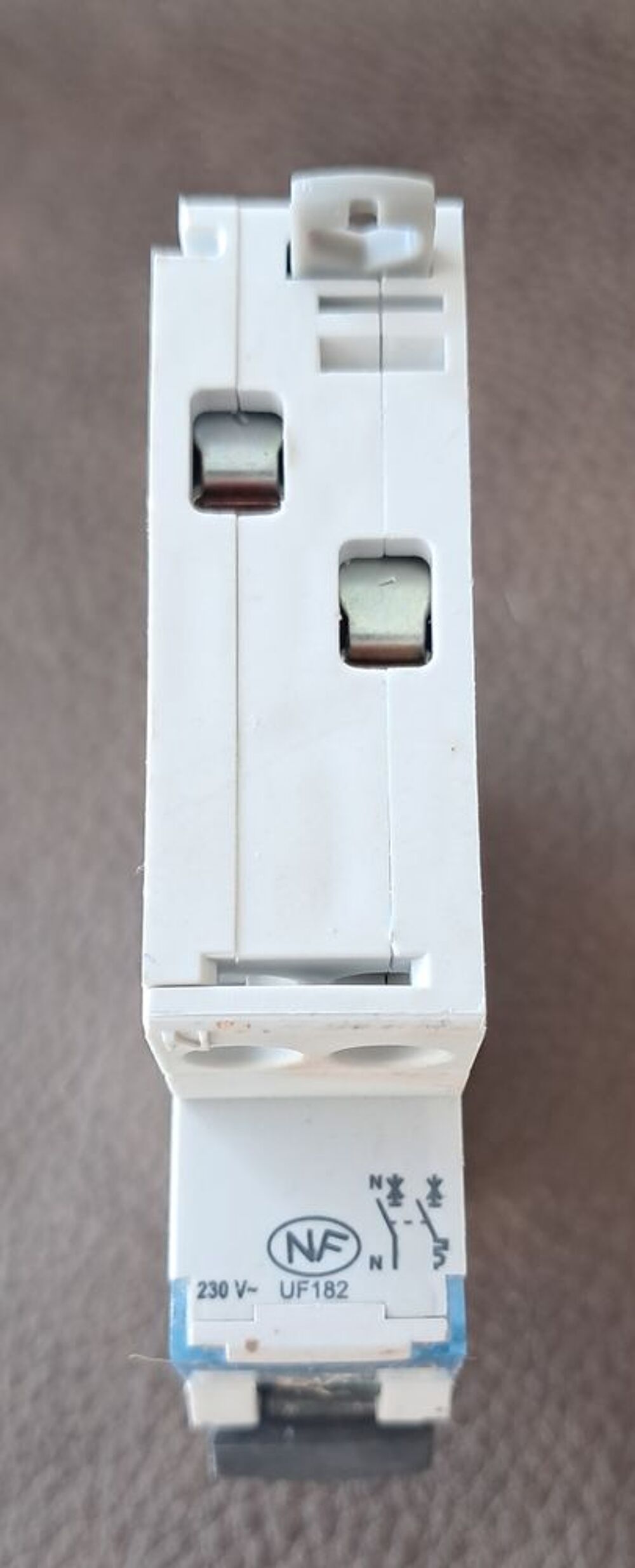 ce disjoncteur Legrand C16 (16 A) Bricolage