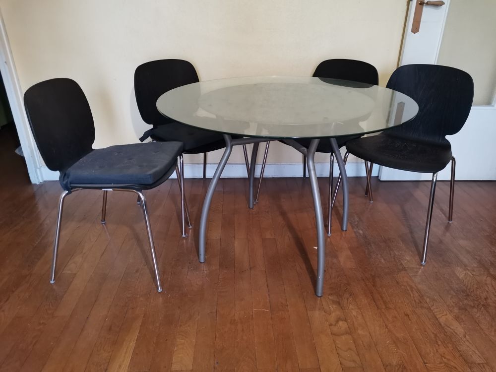 Table et 4 chaises Meubles