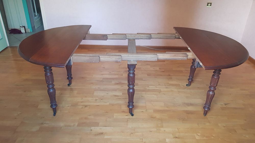 TABLE RONDE ET CHAISES ASSORTIES Meubles