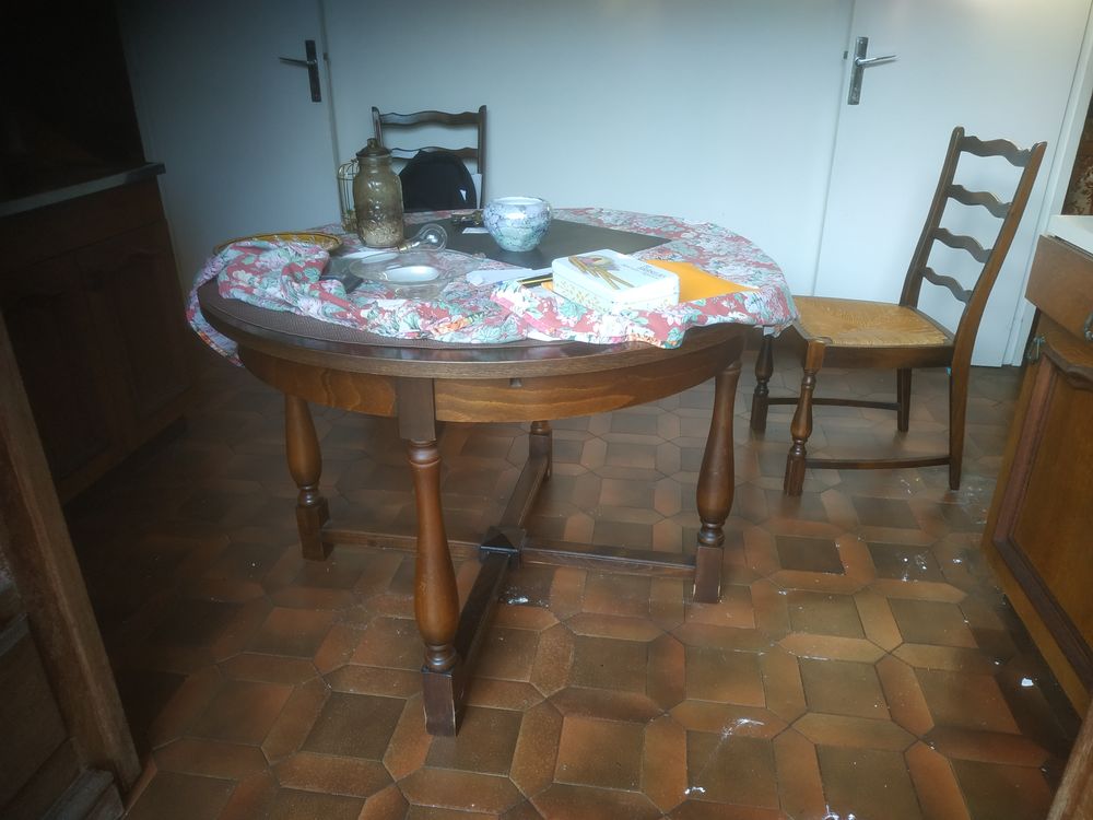Table ronde + 2 chaises Meubles