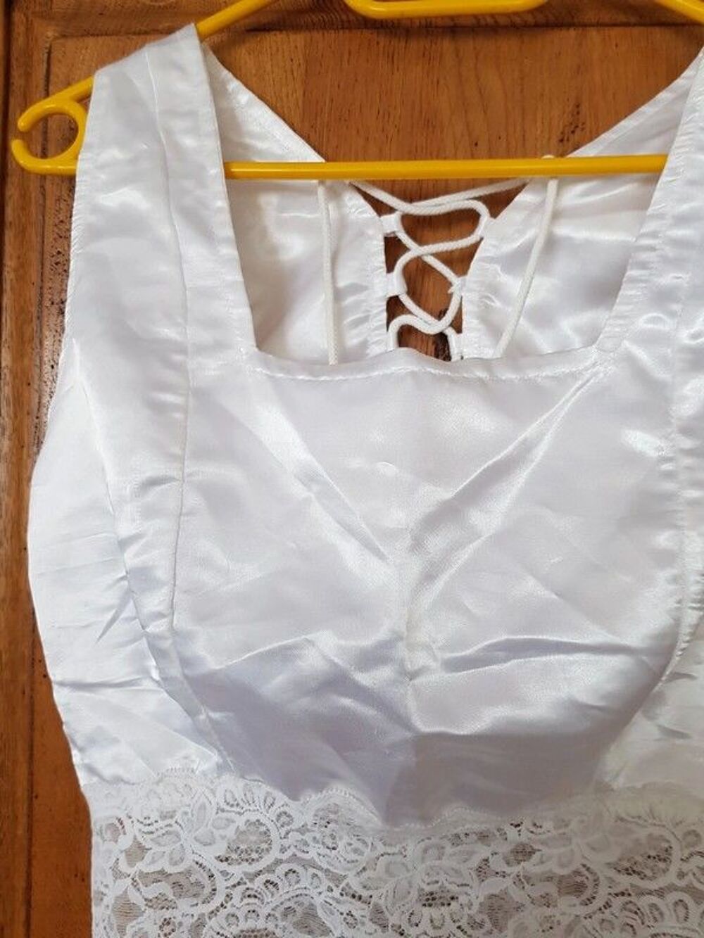 Bustier satin blanc mesure aisselles a aisselles a plat Vêtements