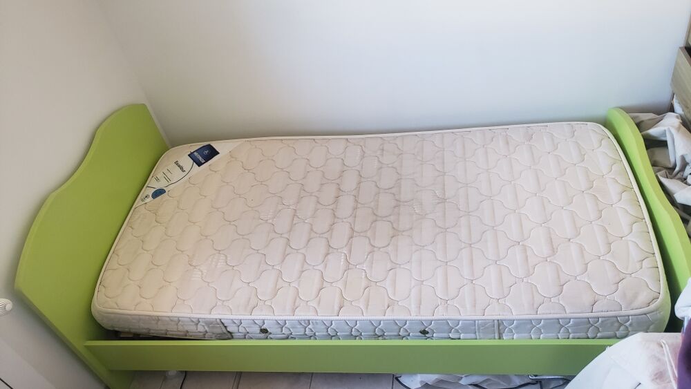 Lit enfant vert anis 1 place 1 Chevet orange Alinea Meubles