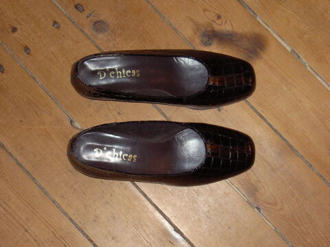 Chaussures femme en cuir noire vernis de la marque D'CHICAS 20 Uzès (30)