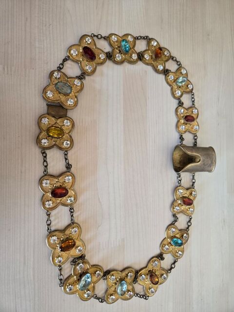 Collier de thtre laiton et verres de couleur taills 45 Reugny (37)