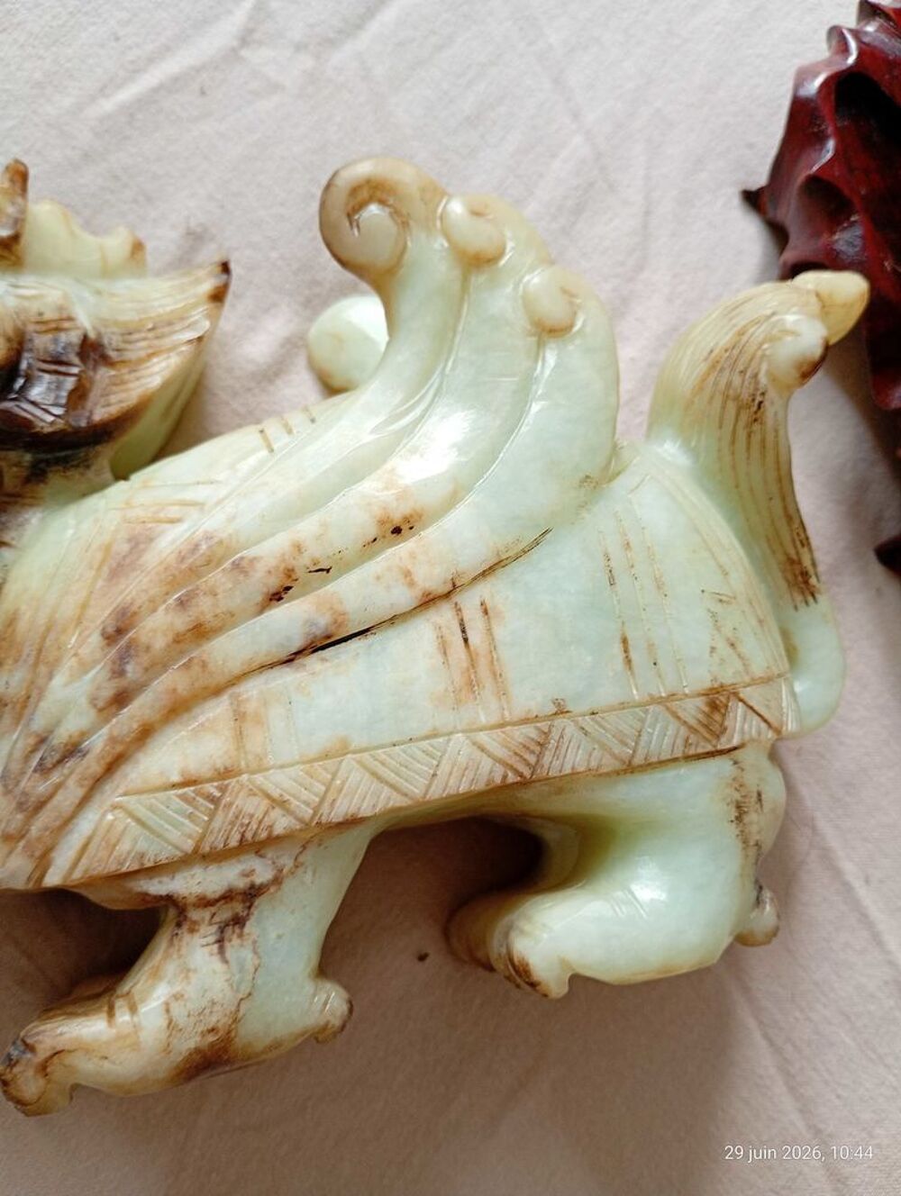statuette en jade forme de dragon poser sur son socle 