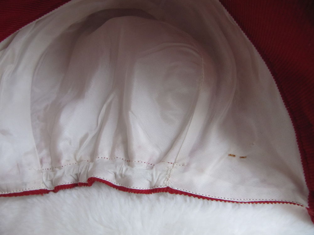 Bonnet ancien en velours rouge
Puriculture