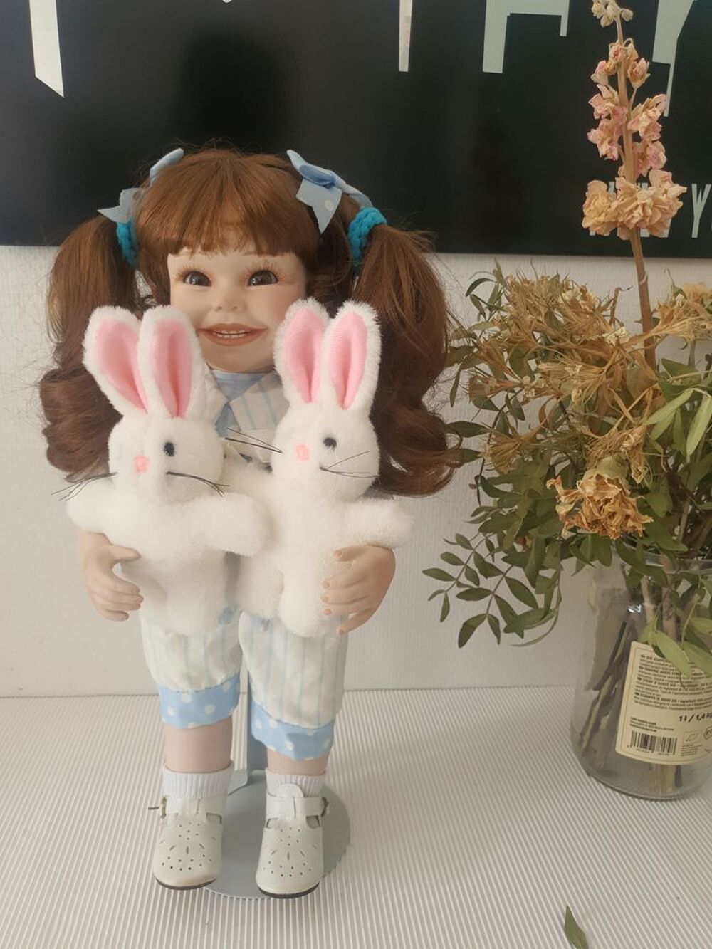 JULIE Poup&eacute;e de collection en porcelaine 