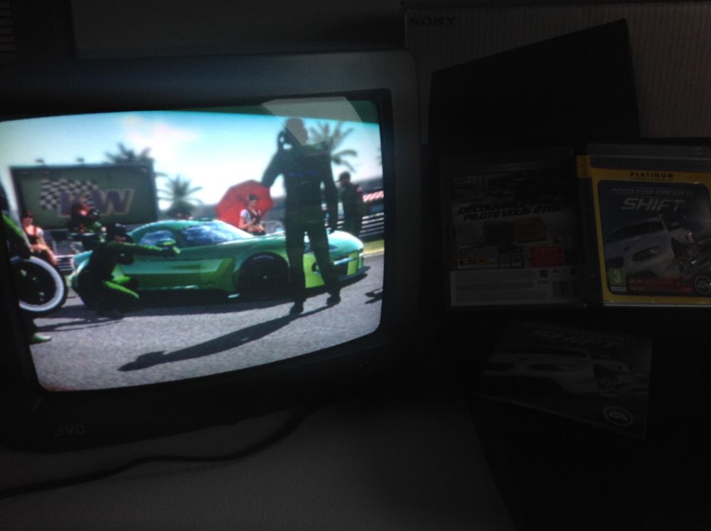 NEED FOR SPEED SHIFT JEU PS3 PLATINUM Envoi possible
Consoles et jeux vid�os