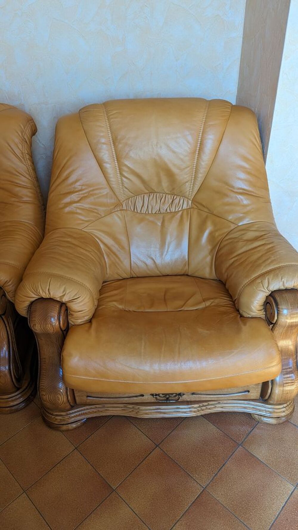 Fauteuils en cuir et ch&ecirc;ne. Meubles